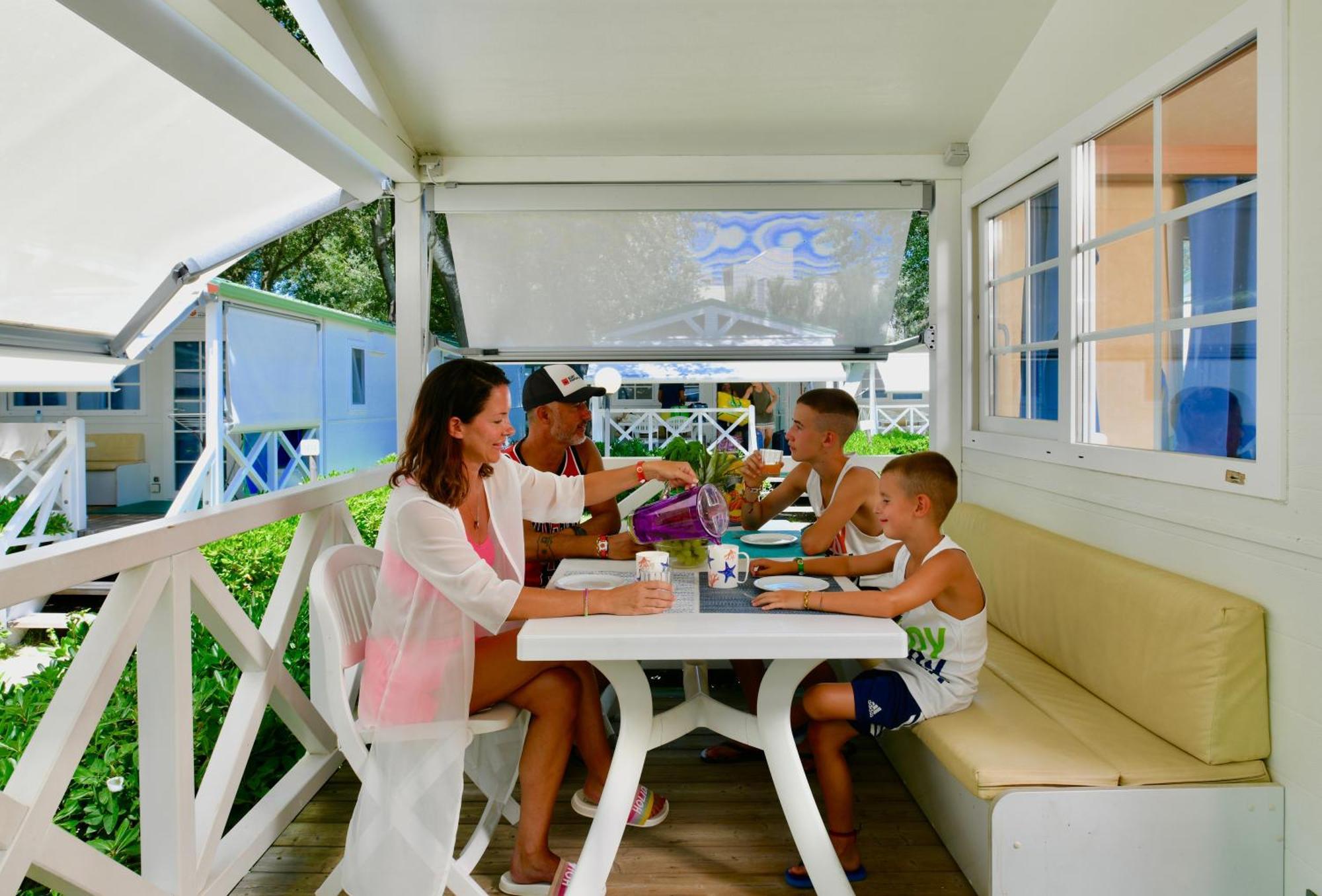Isamar Holiday Village Ca Lino Εξωτερικό φωτογραφία Family at a table