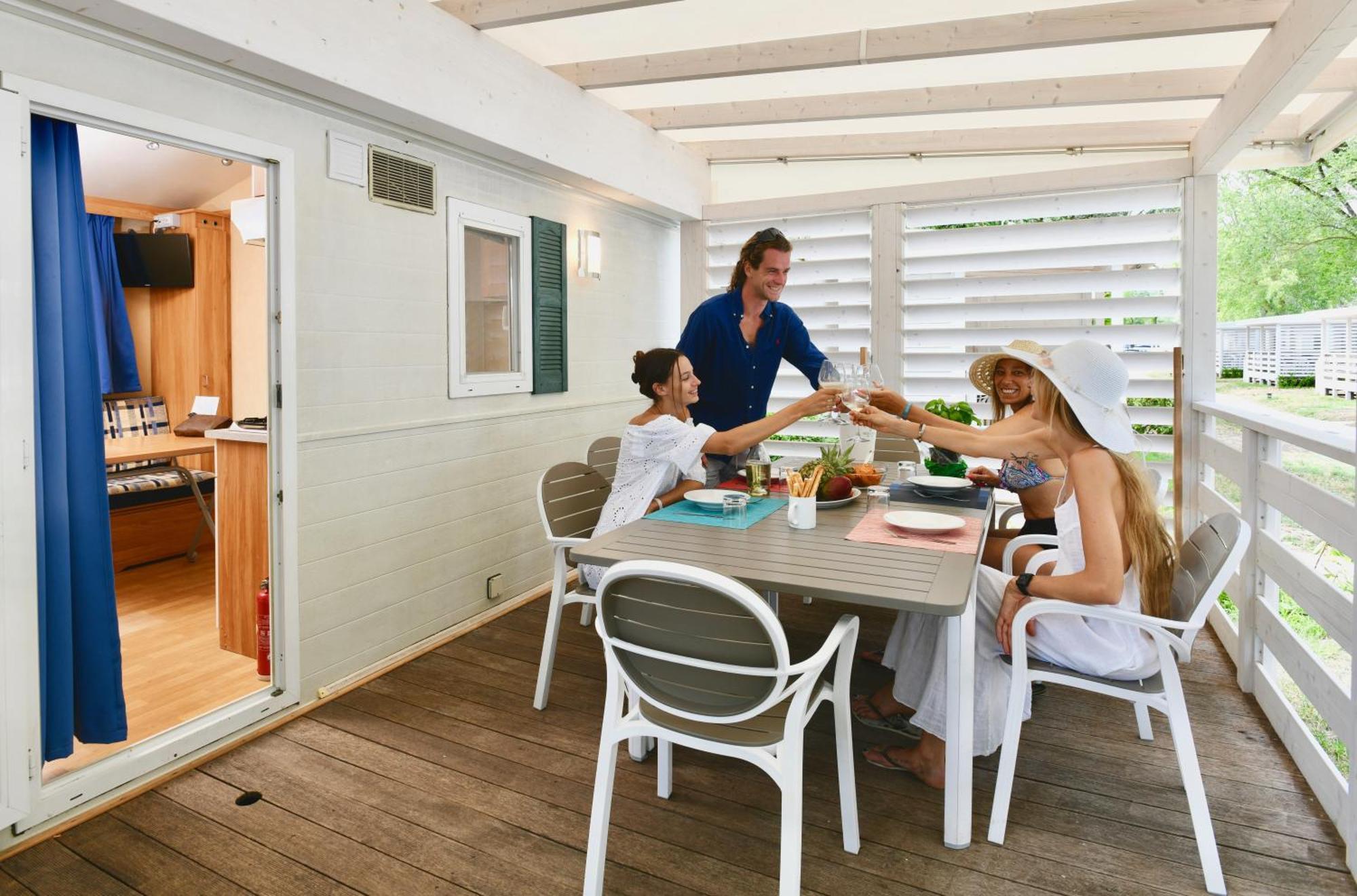 Isamar Holiday Village Ca Lino Δωμάτιο φωτογραφία Family on balcony